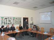 Piotr Rogala z UNDP rozpoczyna prezentację wyników pracy/analizy mieszkańców regionu, którzy brali udział w dwóch dotychczasowych forach - 28 listopada 2005 i 9 stycznia 2006.